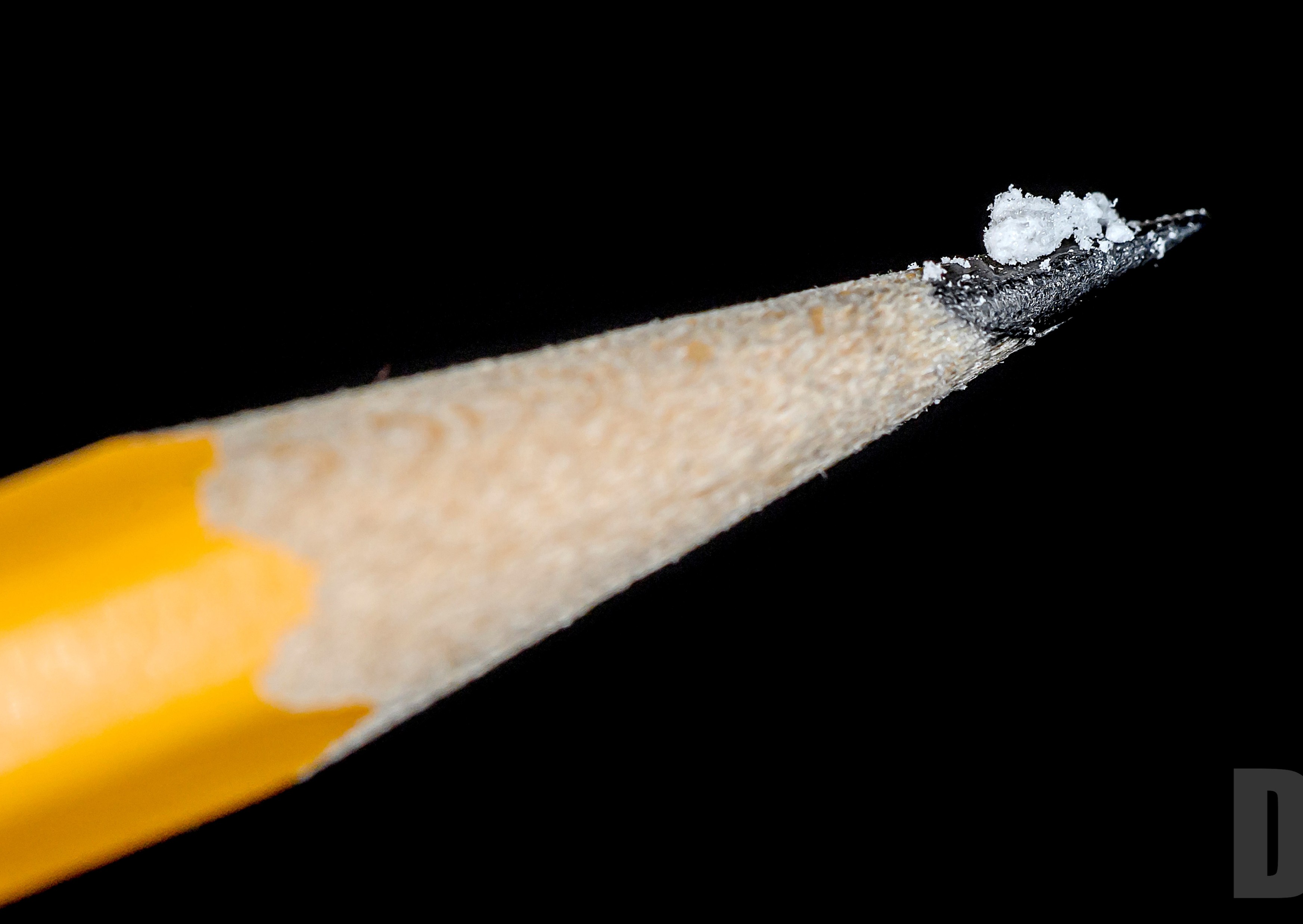 Lethal dose of fentanyl on a pencil tip compared to grains of salt